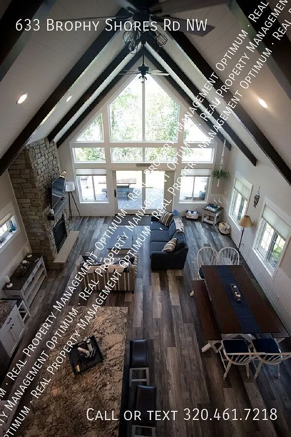 Exquisite 3 bed, 2.5 bath Cottage on Lake Brophy Fall Winter Rental — Photo 3