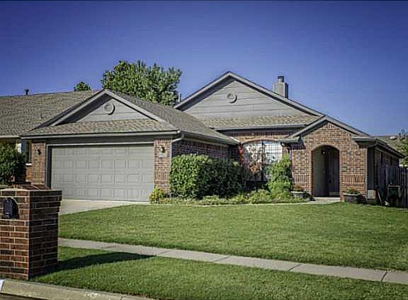 2nd image of 2020 E Cloverdale Ln
