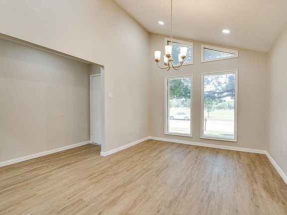 3rd image of 1517 Parkside Trl