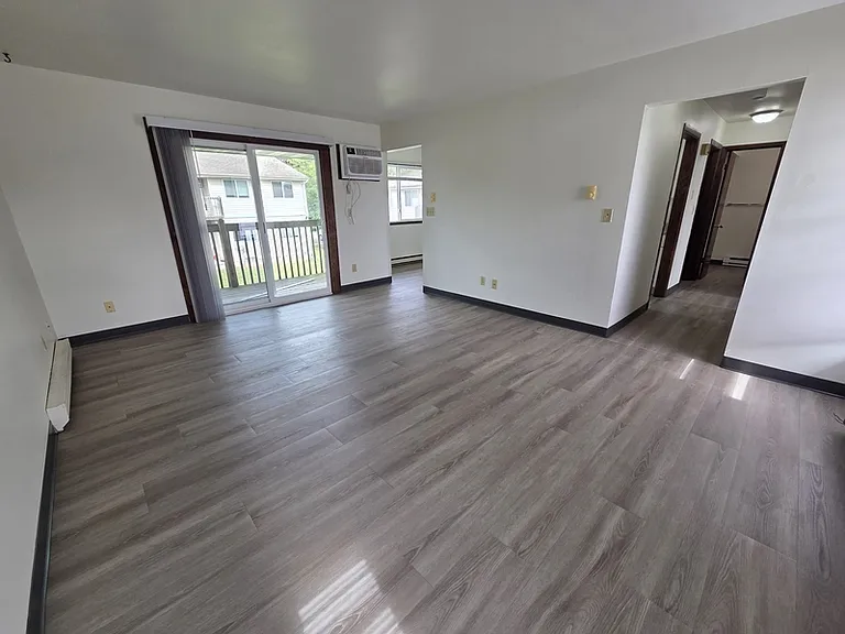 1057 W Cecil St #4 — Photo 2