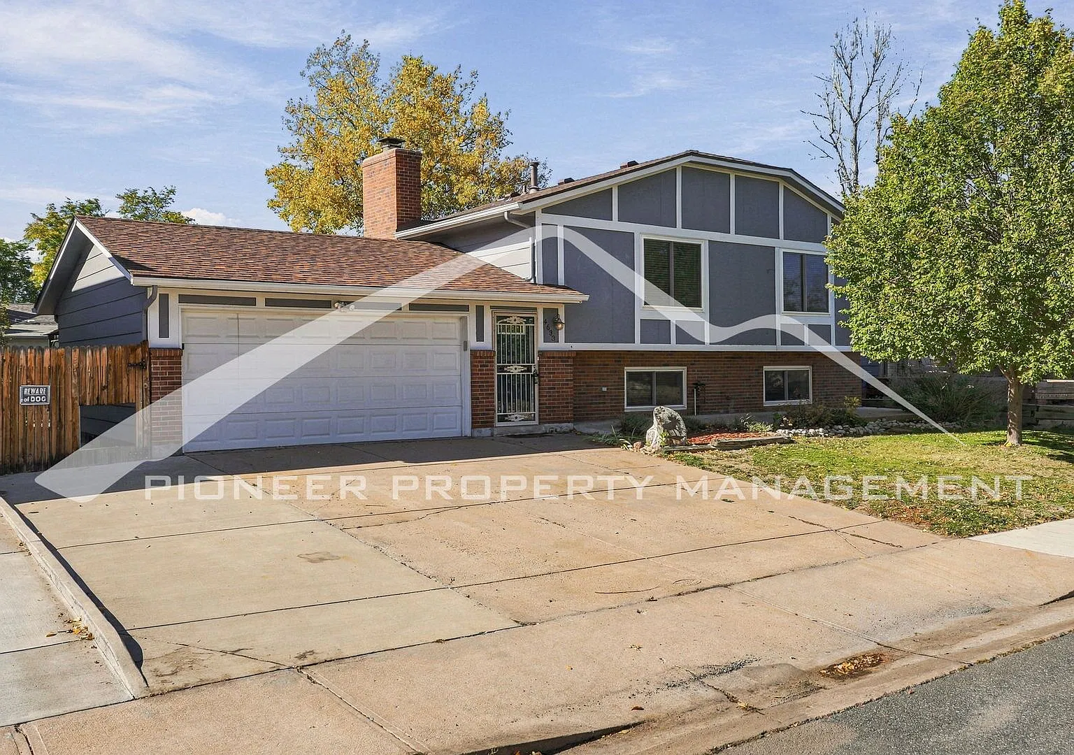 Spacious Home with Wood Fireplace and Deck — Photo 1