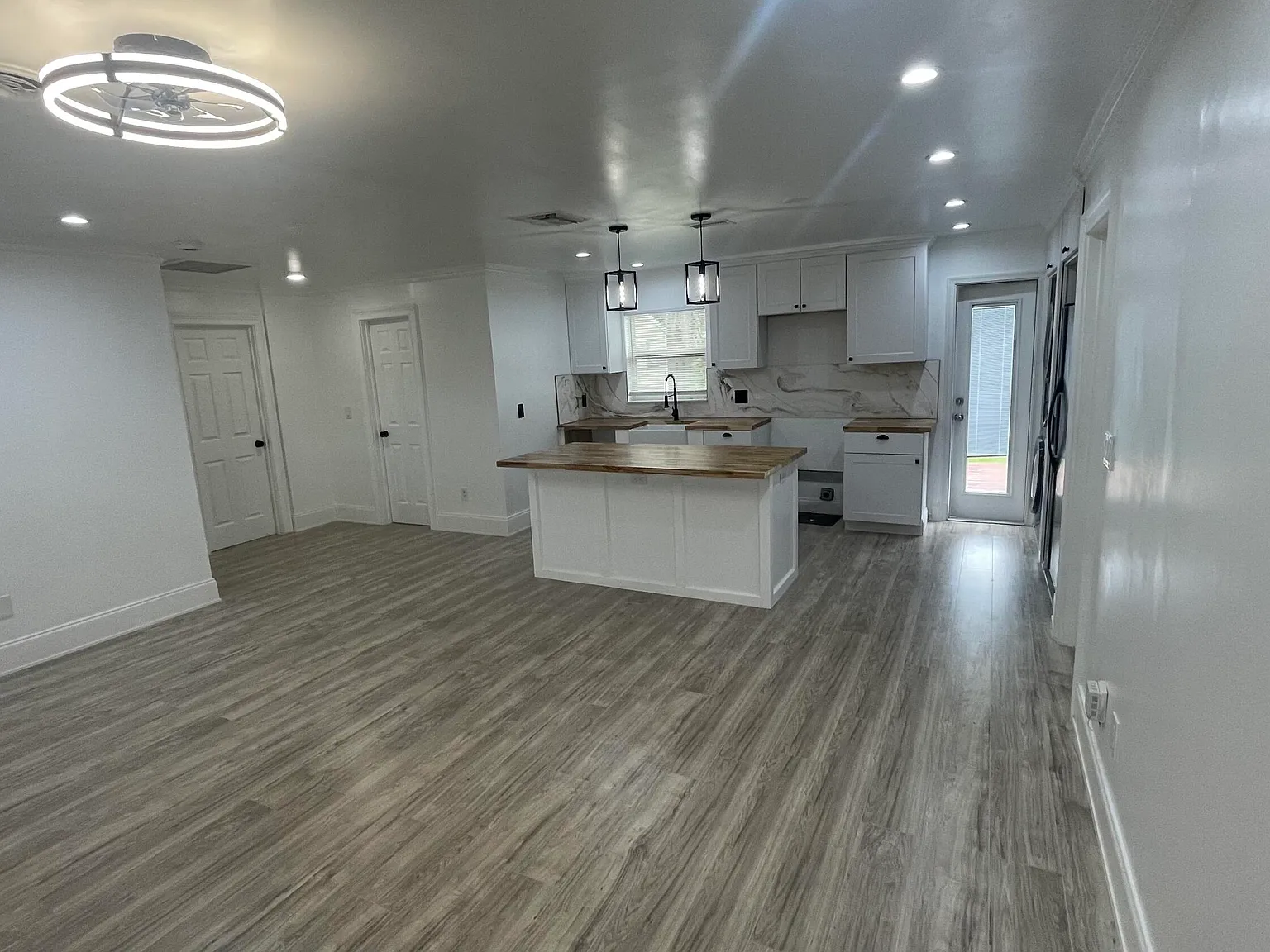 3 bed, 2.0 bath, 1000 sqft, $3,700 — Photo 4