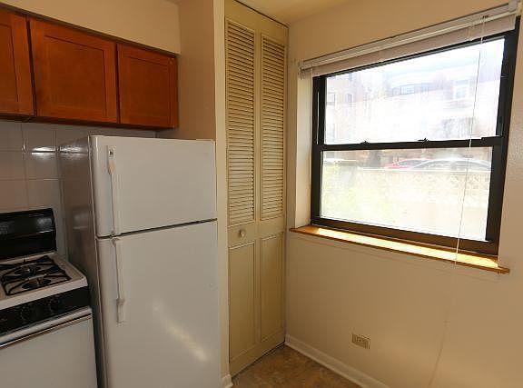 3rd image of 510 W Briar Pl APT 104