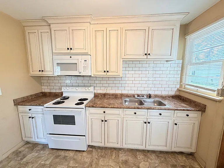 1211 N Oak St — Photo 13
