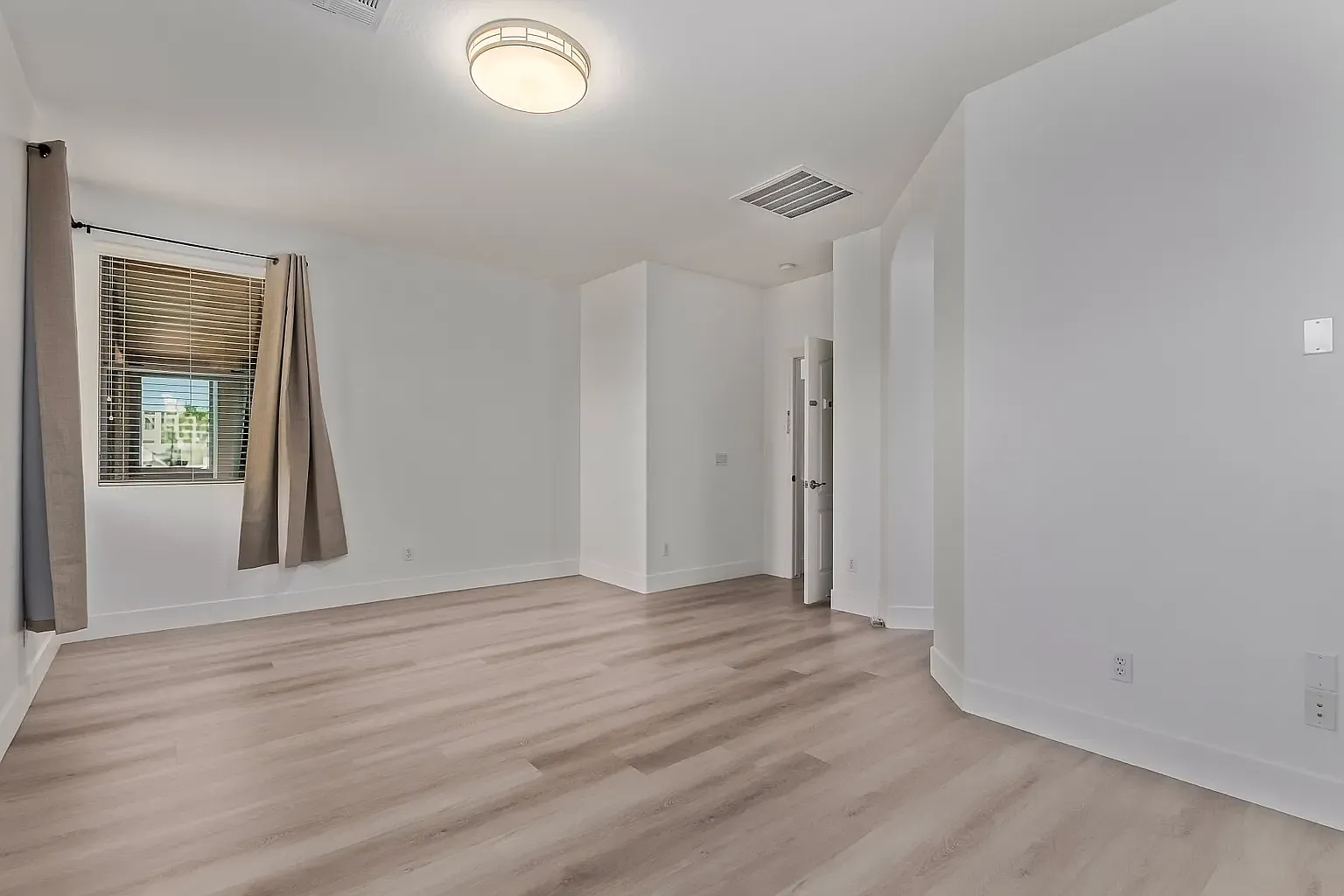 4 bed, 2198 sqft, $2,700 — Photo 4