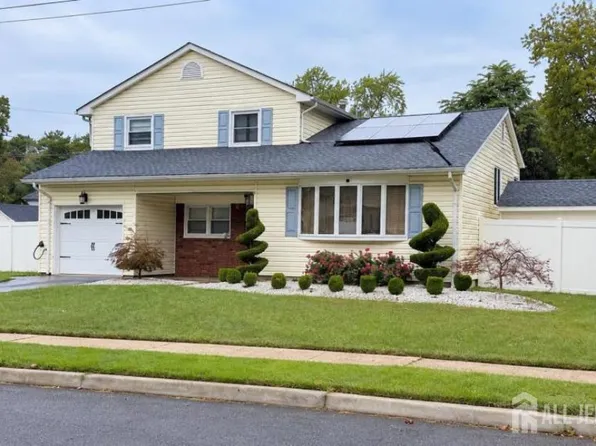 2 Elaine Ct, Old Bridge, NJ 08857