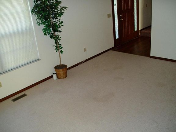 4th image of 1104 Dawn Dr