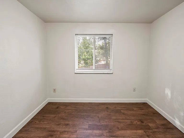 Westport Edge Apartments — Photo 24