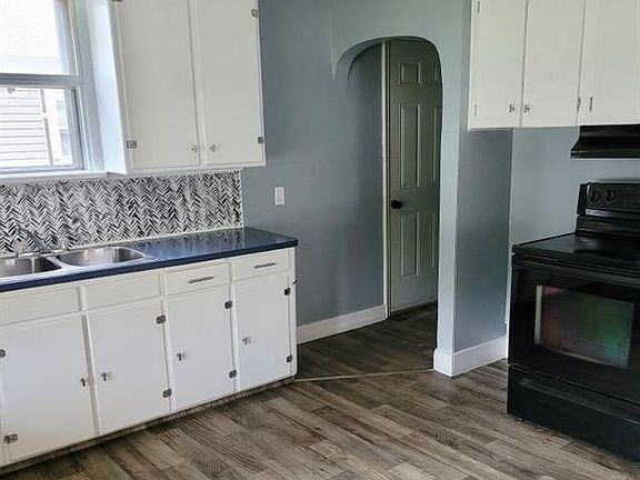5th image of 211 Broadway St W