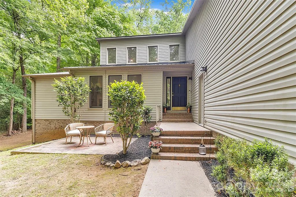 4 bed, 2333 sqft, $2,350 — Photo 2