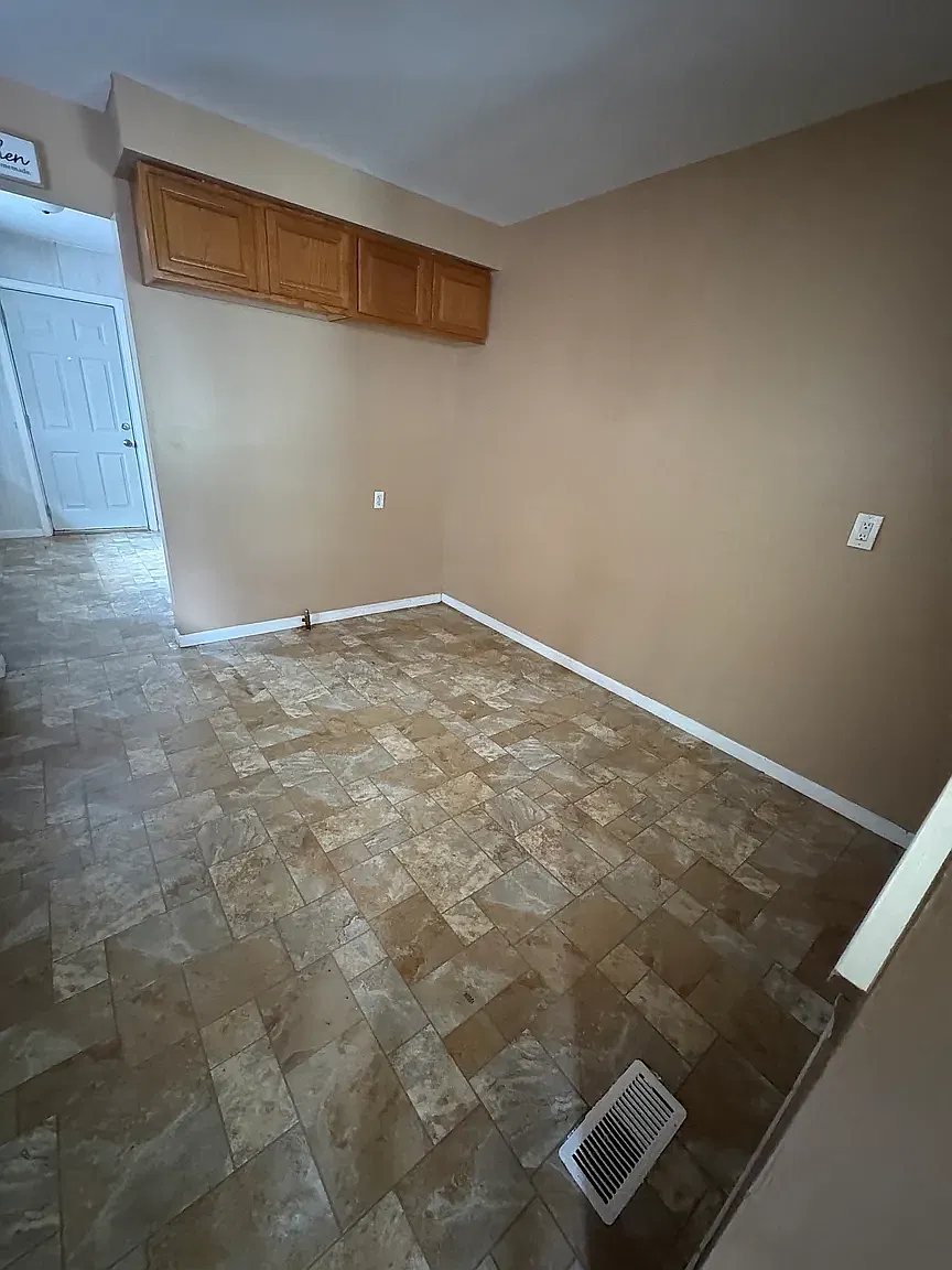 3 bed, 988 sqft, $1,350 — Photo 2