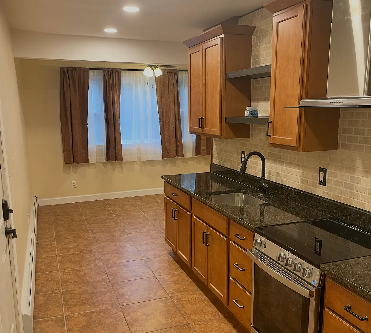 2 bed, 900 sqft, $1,600 — Photo 2