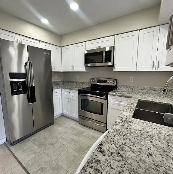 741 NE 7th Pl — Photo 5