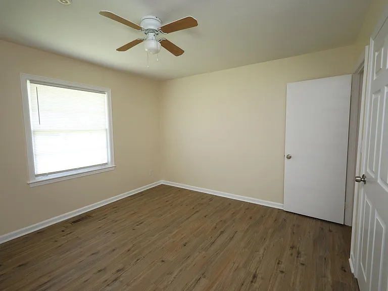 908 E Park Ave — Photo 11