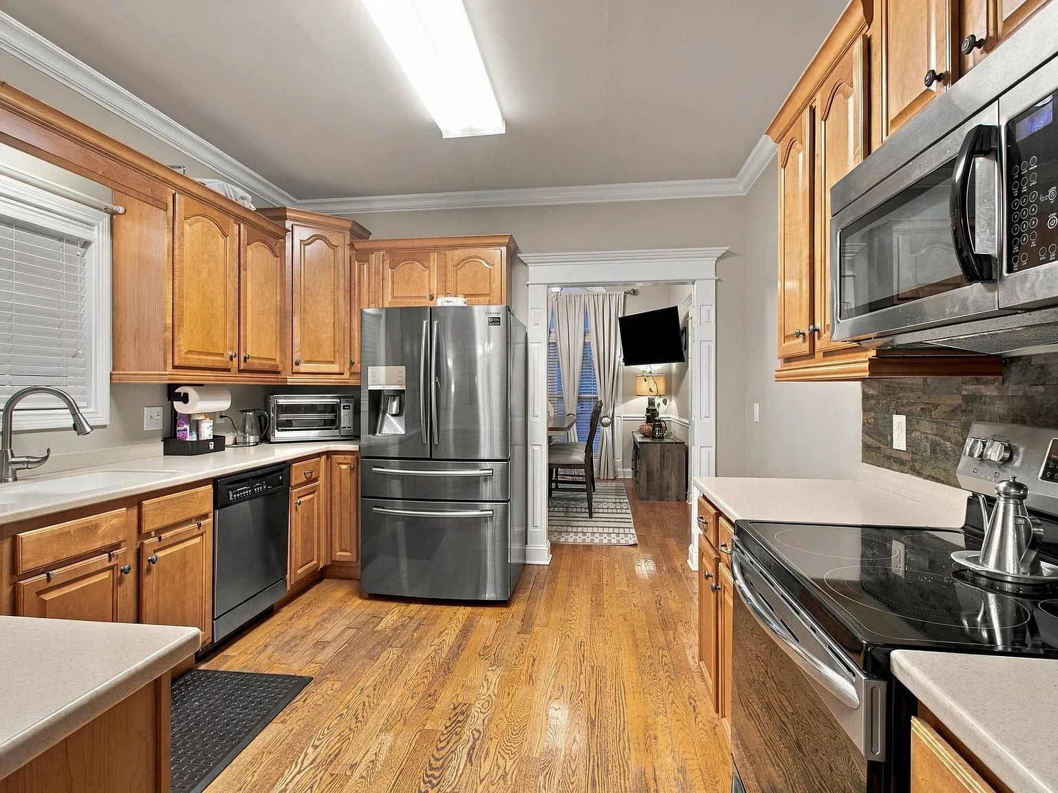 4 bed, 3.0 bath, 2522 sqft, $2,800 — Photo 3