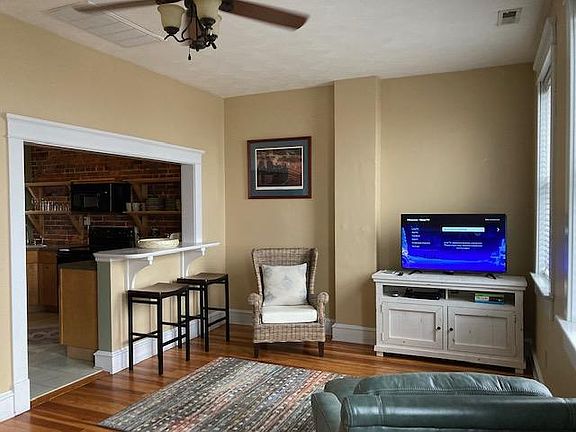 4th image of 203 Mason Ave #4
