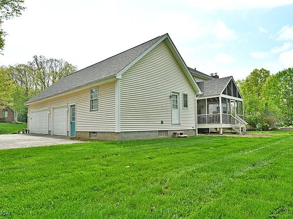 3rd image of 570 Stoneybrook Ln