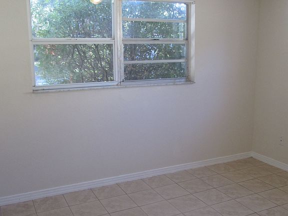 3rd image of 1105 W Cypress St