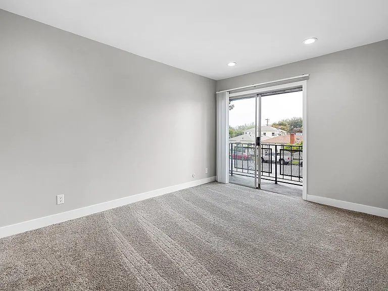 Riverside Villa Apartments — Photo 14