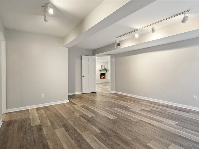 112 Leslie Dr — Photo 59