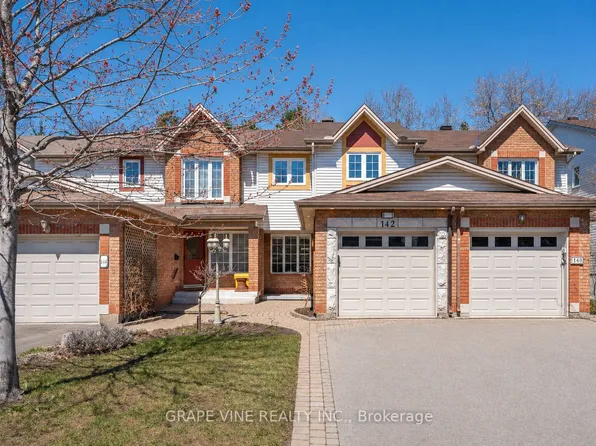 142 College Cir, Ottawa, ON K1K 4S1
