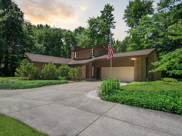 2800 Whitewood Dr, Midland, MI 48642