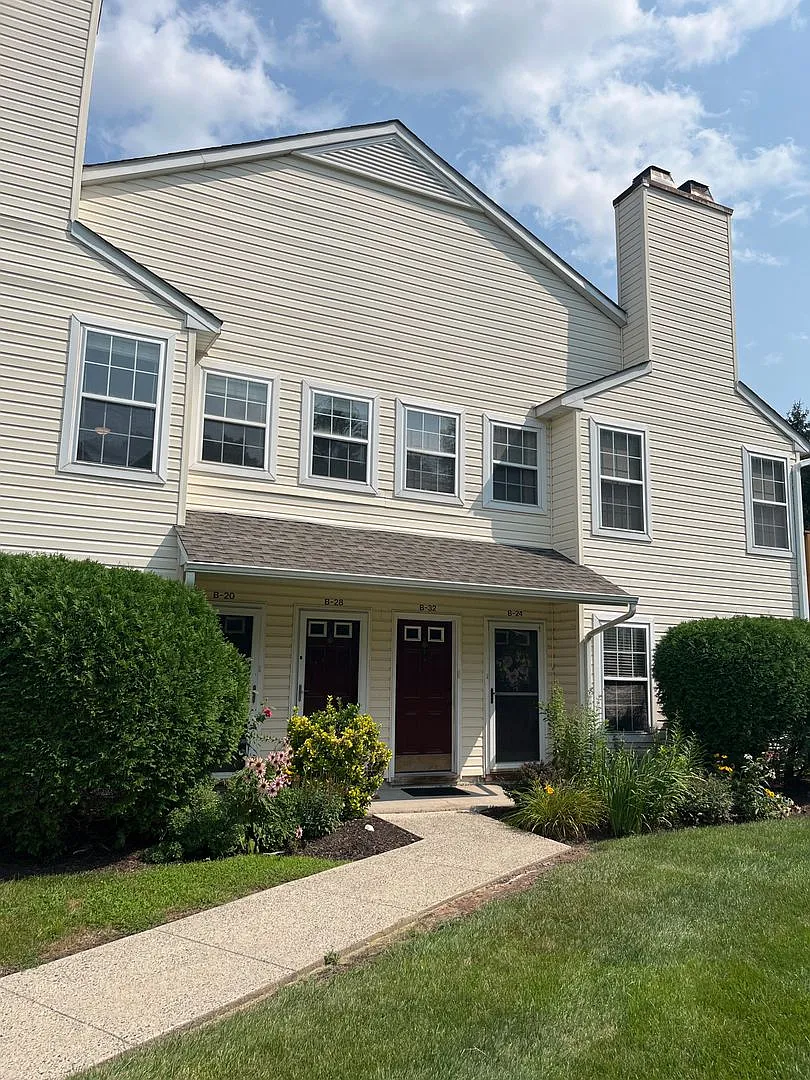This 3BR/2BA condo in Walnut Bank Farms — Photo 2