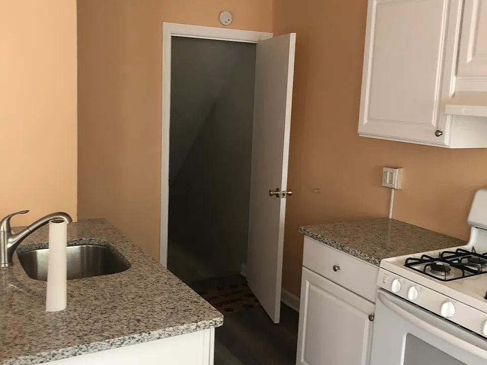 833 E 16th St