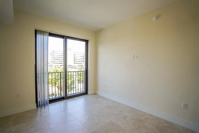 1091 Galiano St #502 — Photo 20