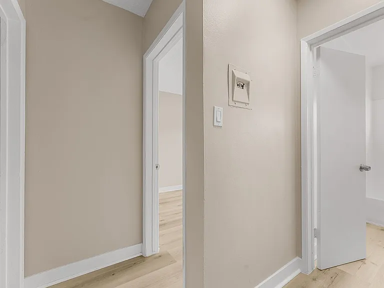 531 W Hyde Park Blvd #9 — Photo 5