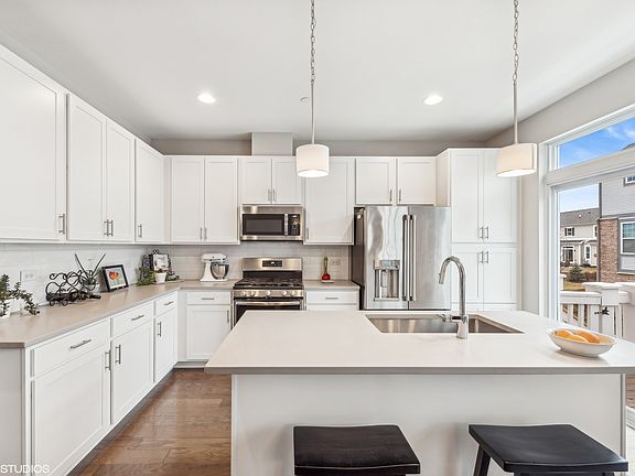 4th image of 28 E Heritage Ct