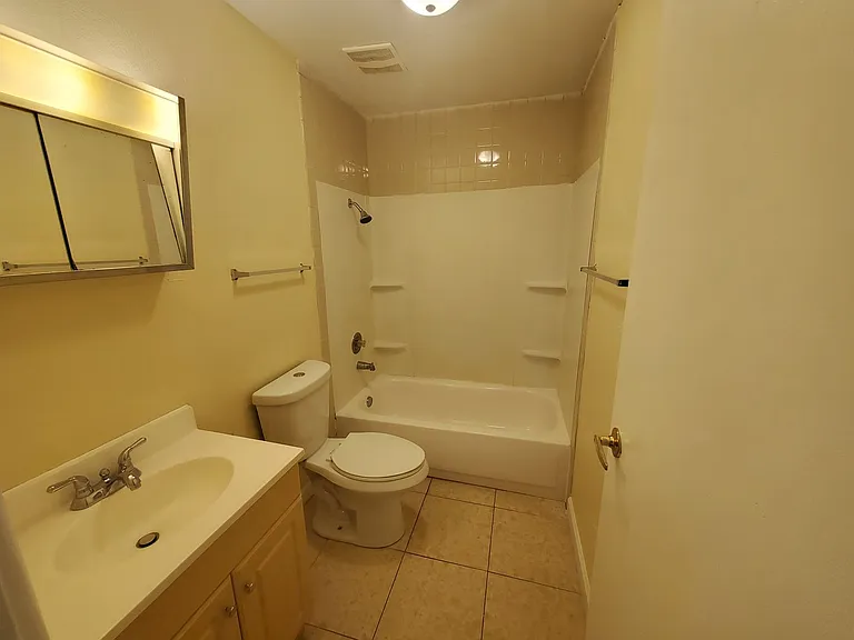 Abbott Acres Apartments — Photo 11