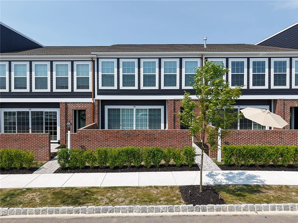 3 bed, 2.5 bath, 2935 sqft, $4,800 — Photo 1
