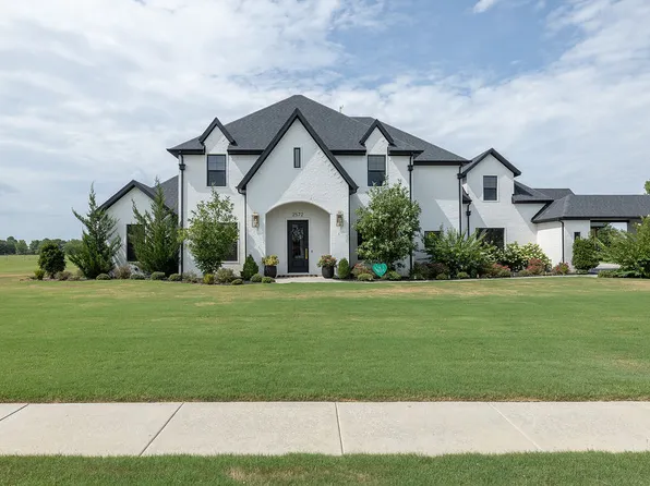 2572 Riverfront Ln, Fayetteville, AR 72703