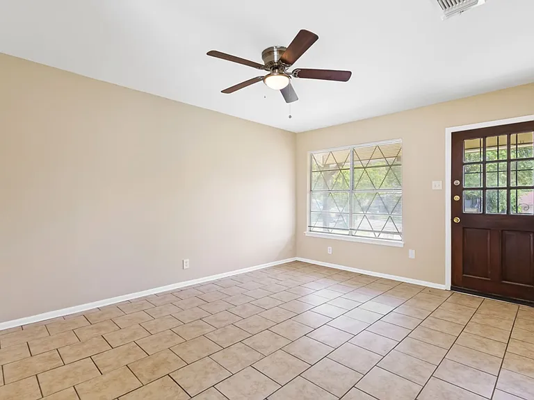 4518 Clear Spring Dr — Photo 4