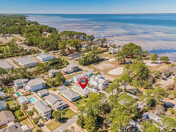 30 second walk from boat landing into the bay