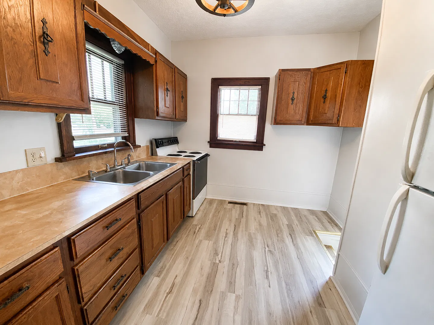 South Street Single House | Huge Garage| Large Driveway | Fully Fenced Yard & Basement Storage — Photo 4
