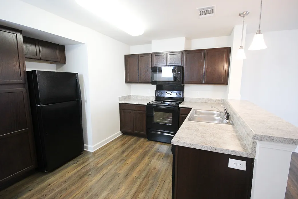 Riverside Villa Apartments — Photo 1