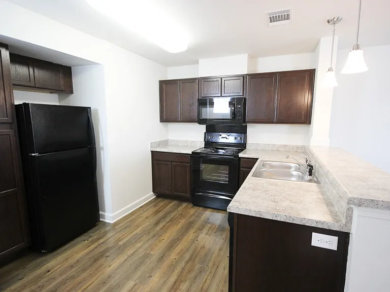 Riverside Villa Apartments — Photo 1
