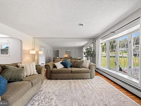 4th image of 920 Belmont Ave