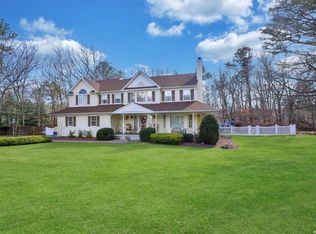 14 Alloy Ct, Holtsville, NY 11742
