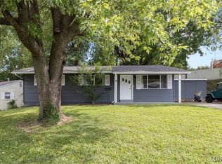 18 Woodlawn Dr, Saint Charles, MO 63301