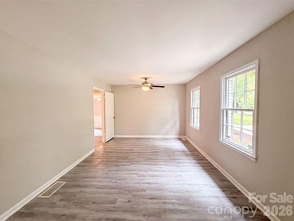 3rd image of 141 Greenbriar Dr