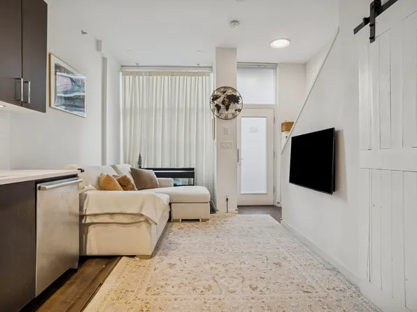 62 W 1st Ave, Vancouver, BC V5Y 0K4