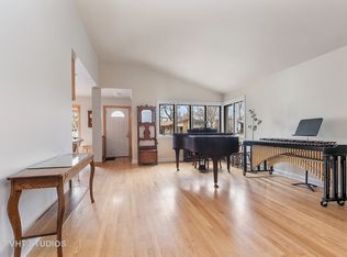 320 Forestway Dr, Northbrook, IL