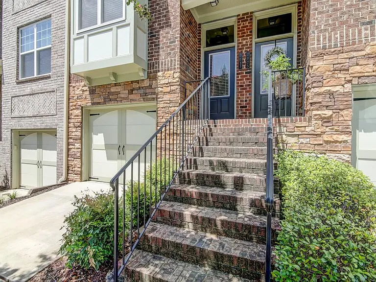 2027 Cobblestone Cir NE — Photo 4