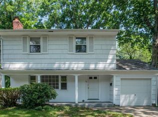 27 Old Post Rd E, Port Jefferson, NY 11777