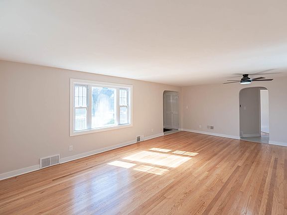 3rd image of 924 Broadway Ave