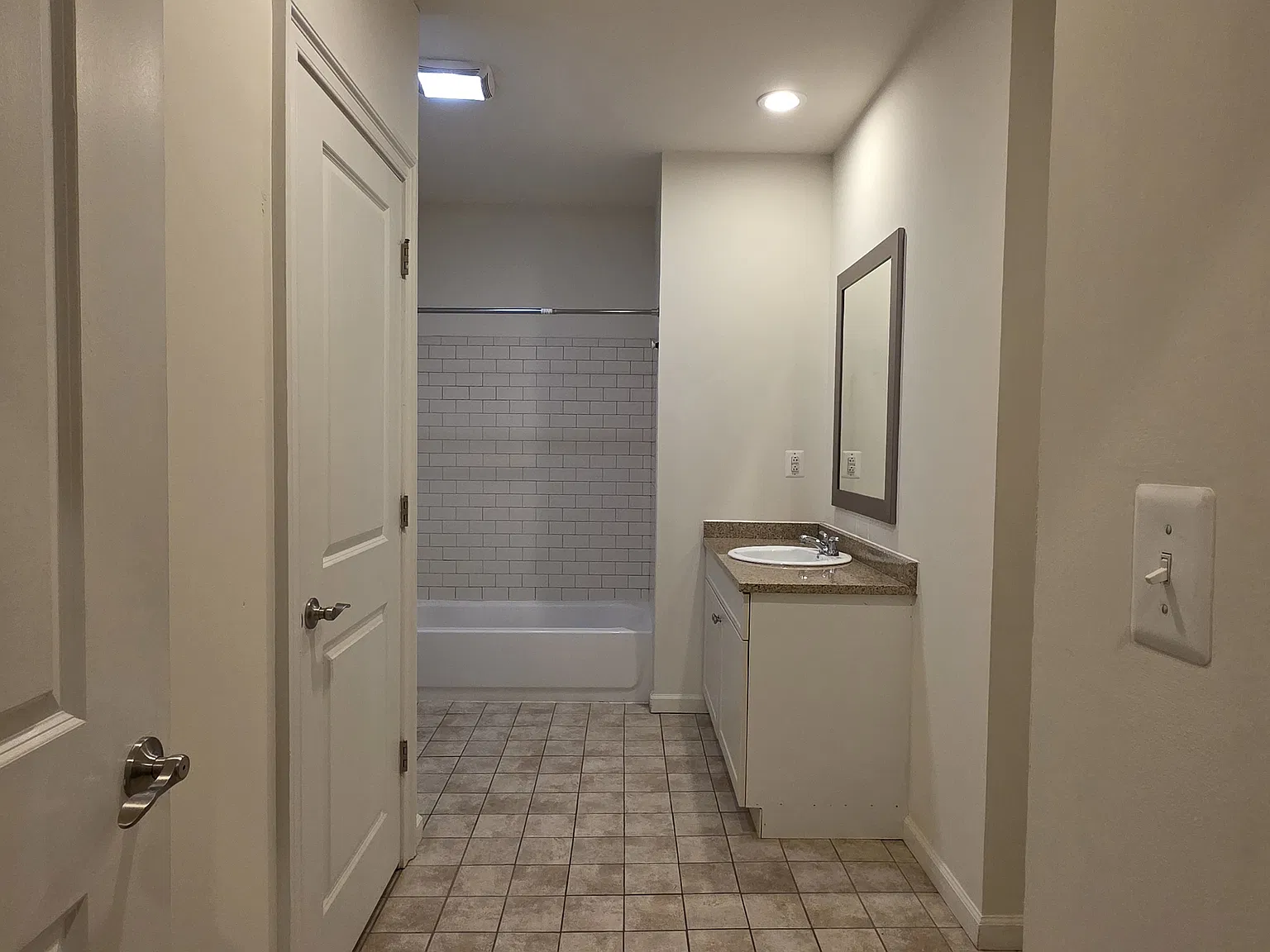 1 bed, 888 sqft, $1,795 — Photo 3