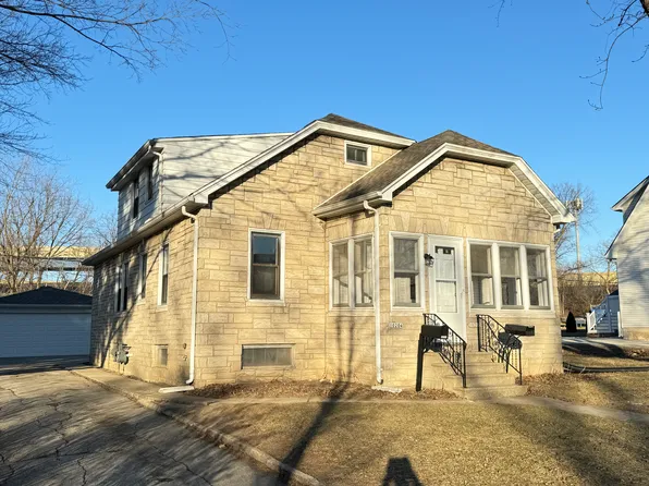 10204 W Bungalow Pkwy, Milwaukee, WI 53214